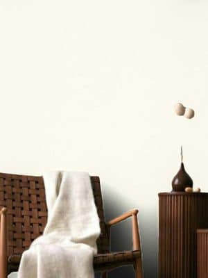 bela jednobojna tapeta za zid