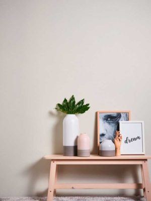 bela jednobojna tapeta za zid