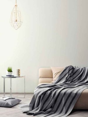 bela jednobojna tapeta za zid