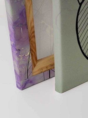 ljubičasta canvas slika sa motivom portreta za zid